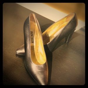 Woman Pumps metallic in color